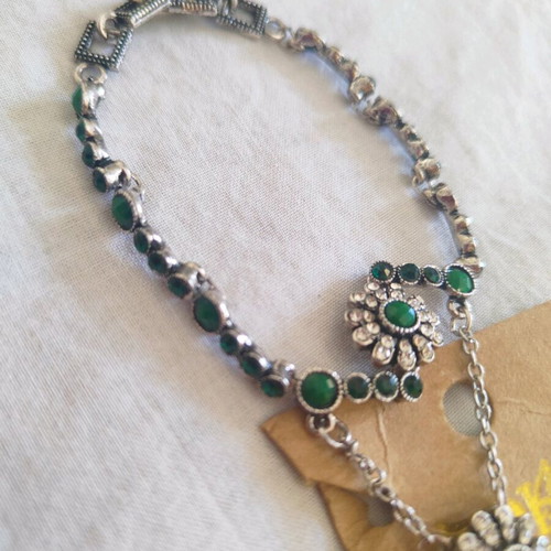 Bracelet hand jewelry with green beads like new