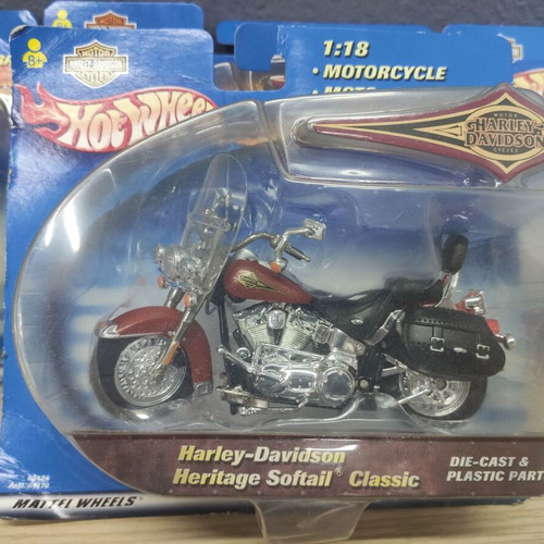 Hot Wheels Harley-Davidson Heritage Softail Classic 1/18 scale model