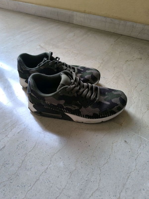 Αθλητικά παπούτσια sneakers με σχέδιο παραλλαγής σε χακί, μέγεθος 40