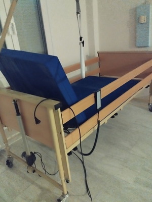 Ηλεκτρικό νοσοκομειακό κρεβάτι με τηλεχειριστήριο σαν καινούργιο