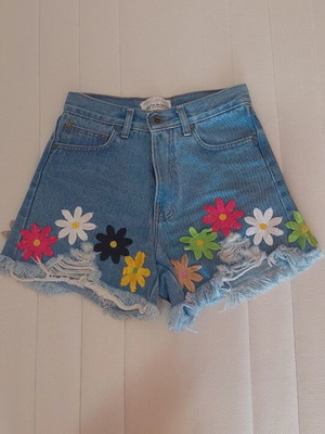 Denim shorts with floral details Stylishious Alexandra Katsaiti like new, XS