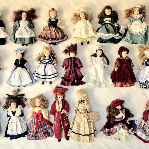 Porcelain doll collection like new, pack of 20 vintage dolls