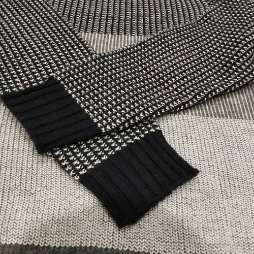 Hamaki-Ho men's sweater used size XL with round neckline
