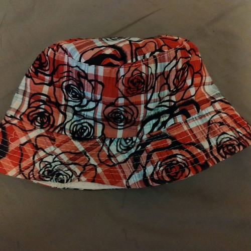 Backed hat like new, red, one size