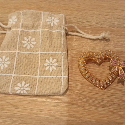 Gold-plated pin with pink and white rhinestones like new