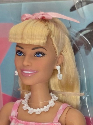 Barbie The Movie Margot Robbie in Pink Gingham Dress collectible doll 30cm