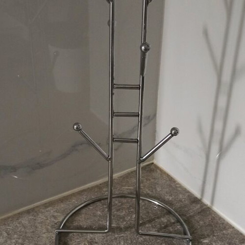Metal mug holder like new for 6 mugs
