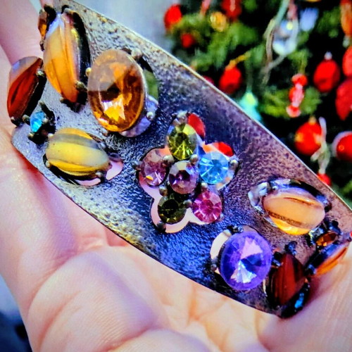 Bracelet cuff with multicolored stones like new, adjustable size
