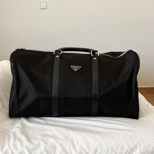 Large black nylon travel bag like new with detachable shoulder strap