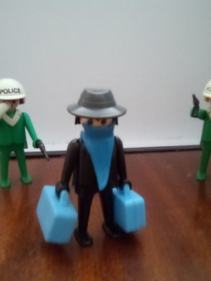 Πλειμομπίλ-LYRA μεταχειρισμένο, δύο αστυνομικοί και ένας ληστής