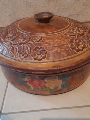 Γάστρα κεραμική μεταχειρισμένη με ζωγραφική και ανάγλυφα μοτίβο, στρογγυλή