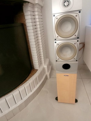 Speaker columns with subwoofer and clear sound