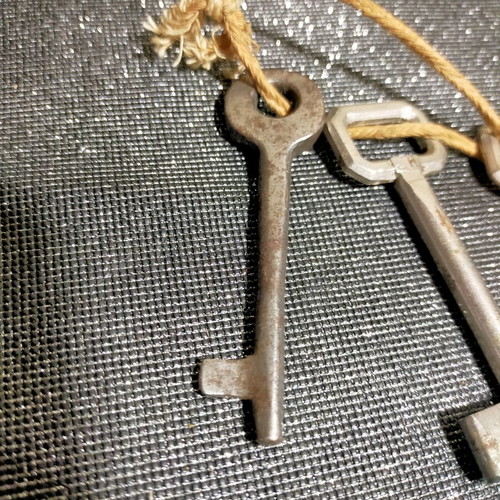 Old key used, set of 4 pieces