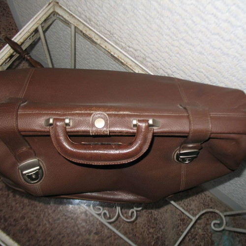 Vintage leather professional or medical bag in very good condition