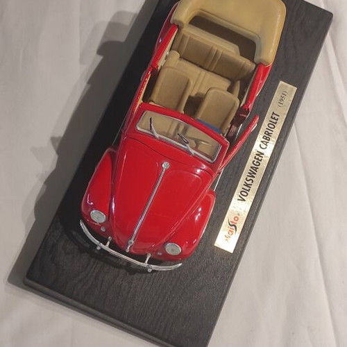 Volkswagen Cabriolet Maisto 1:18 collectible model like new, red