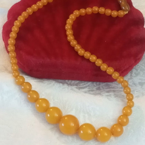 Vintage amber mastic necklace with screw clasp, 42 cm