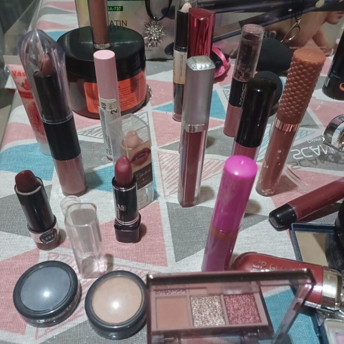 Cosmetics set with hair straightener like new