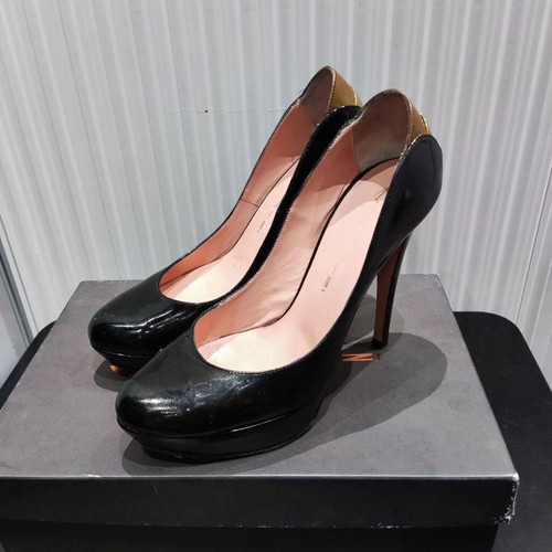 Mourtzi patent leather pumps size 38 used, black