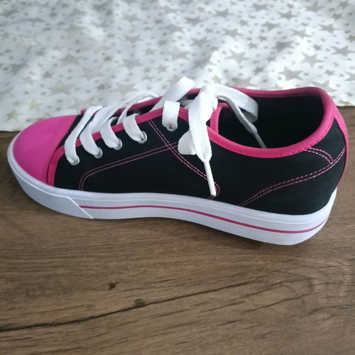 Heelys Classic X2 athletic shoes new, black and pink