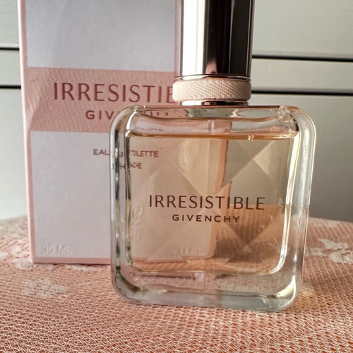 Irresistible Givenchy Eau De Toilette Fraiche like new 35 ml