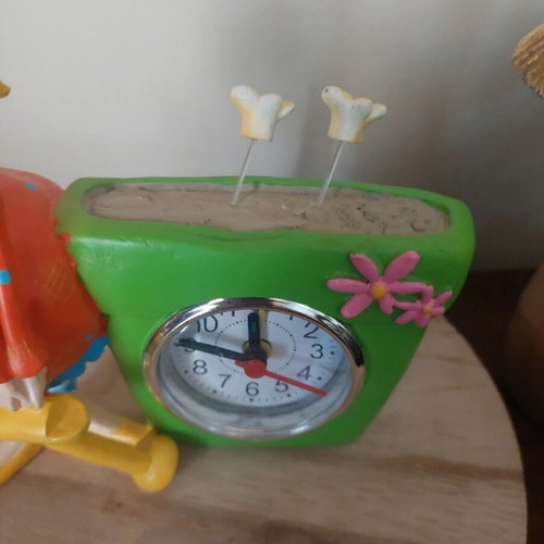 Table clock with female figure used, analog