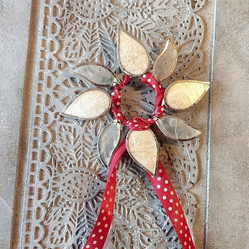 Brooch with mother-of-pearl leaves and ribbon