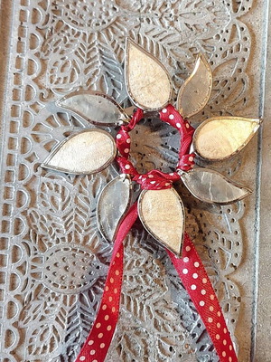 Brooch with mother-of-pearl leaves and ribbon