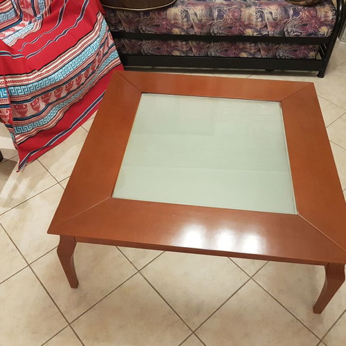 Solid coffee table like new with sandblasted glass 1x1