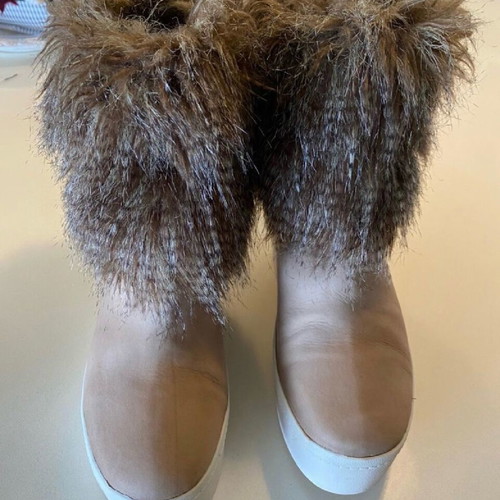 Carrano ankle boots with fur made of leather like new, beige