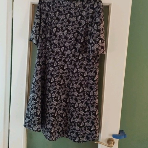 H&M floral dress with subtle back cut out like new