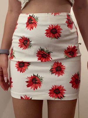 Mini φούστα Benetton με κόκκινα ηλιοτρόπια, σαν καινούργια, μέγεθος M