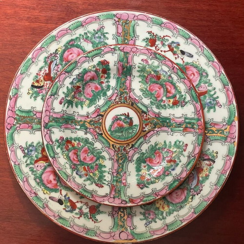 Chinese porcelain plates set Rose Medallion style like new