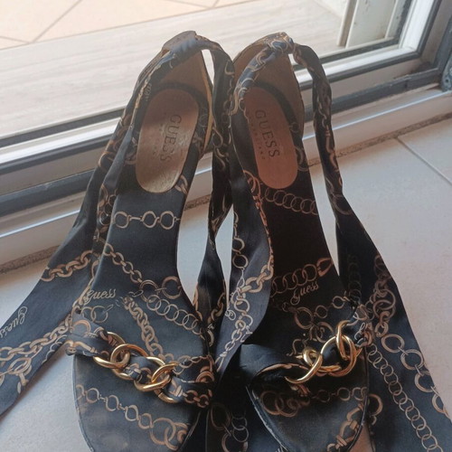 Guess by Marciano pumps size 38 used, black and gold