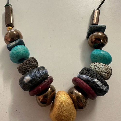 Necklace with stones like new, multicolored with gold clasp