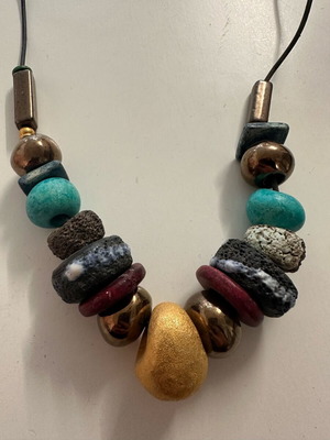 Necklace with stones like new, multicolored with gold clasp