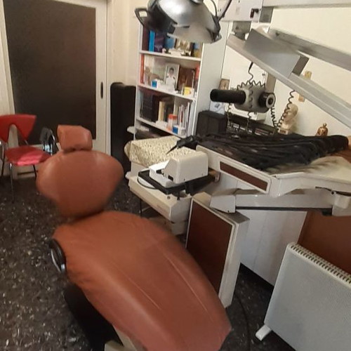 Quetin dental machine used with tools and free workbench