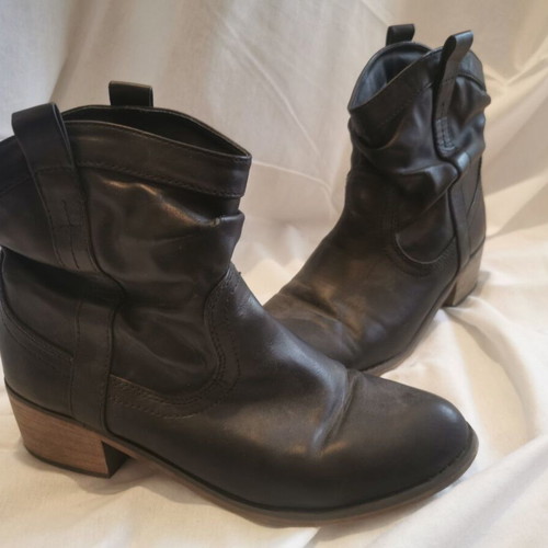 Women's leather ankle boots used, size 38, black