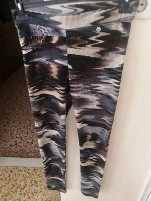 Attrattivo women's leggings size Medium like new, multicolor