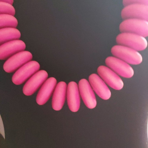 Necklace like new with fuchsia wooden elements minimal