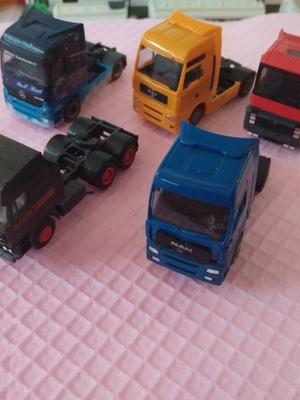 HO scale tractors for trailers and wagon loading, set