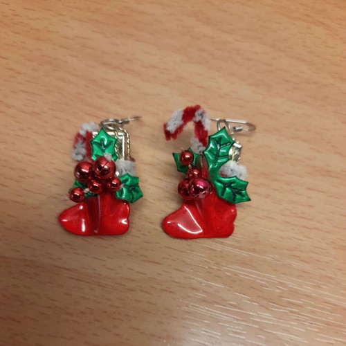 Christmas hanging earrings like new, red and green pair