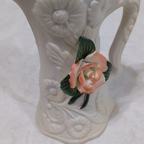 Small ceramic vase like new with embossed flower