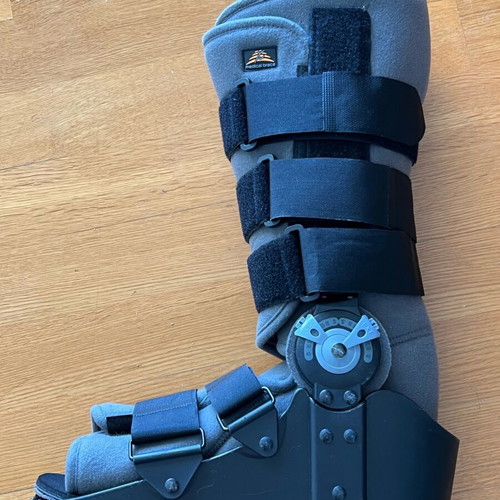 Orthopedic boot with goniometer like new, size L (43-46)