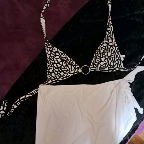 Calvin Klein bikini set with Calzedonia pareo size M like new