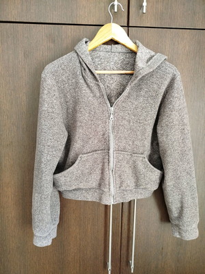 Crop gray hoodie jacket used, size Medium