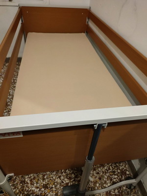 Κρεβάτι νοσοκομειακό καινούργιο με στρώμα και τηλεχειριστήριο