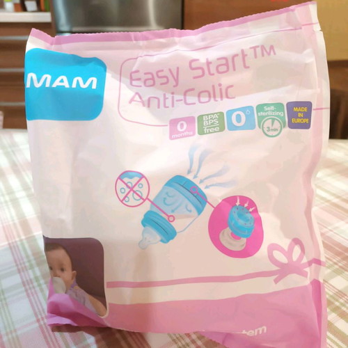 2  Βρεφικά μπιμπερόν  ένα NUK και ένα  MUM  anti colic.   Καινουρια σε σφραγισμένη  συσκευασία.  9 ε