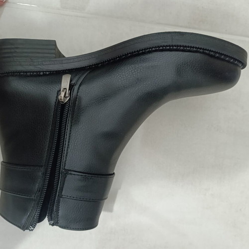 Black leather ankle boots size 39 like new