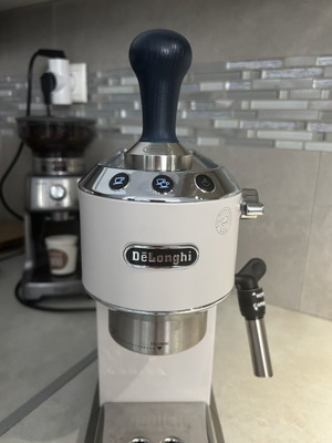 DeLonghi Dedica EC685 espresso machine