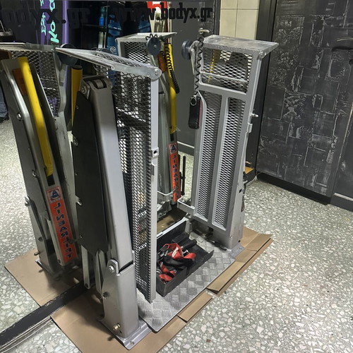 AMF-Bruns Electric Hydraulic Vehicle Ramp like new